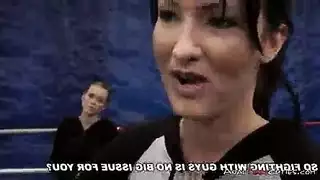 عاهرة الدانتيل الأبيض تحصل على إيلاج مزدوج من شابين مثارين