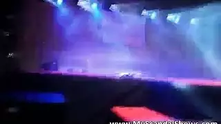سمراء مثيرة تظهر حلماتها الطبيعية الضخمة