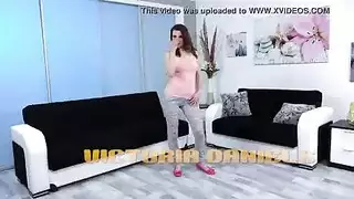 بعض الفتاة التبول على الأرض
