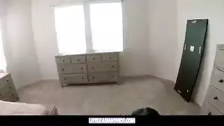 ثلاث عاهرات آسيويات يتناوبن على قضيب ضخم