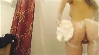 جنس شرجي بعد الاستحمام على طاولة العلاج