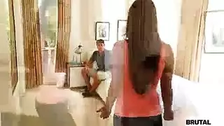 الام تضع الخمره لابناء وينيكوها
