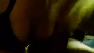 شقراء ساخنة تقدم كل ما لديها في جلسة جماعية لتحقيق النجاح الوظيفي