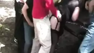 مراهقة تأخذ قطار: جنس جماعي مكثف في السيارة مع قذف داخلي
