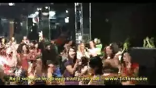 مفتوحة على مصراعيها: كس الفتاة الهواة الحليق يستقبل قضيباً