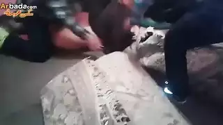 بنت يمسكوها في مطعم وكل واحد يغتصبها شويه مدعكه