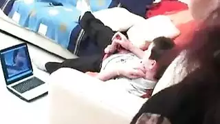 نشوة هزاز صباحية: عاهرة سمراء ناضجة في السرير