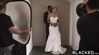 العروس البيضاء تتمدد بسبب عضو زوجها الأسود الضخم