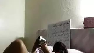مغربية تعصر حلماتها الكبيرة