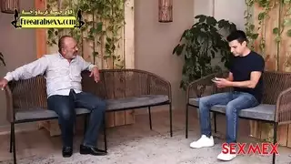 زوجة ساخنة تمتلكها ابن عم الزوج بينما الديوث يشاهد مشهد إباحي كامل