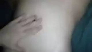 السرير يصبح أداة إباحية لجلسة جماع جانبي لمراهقة