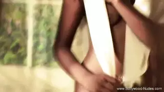 مداعبة ناعمة تشعل جنس كلبي خشن