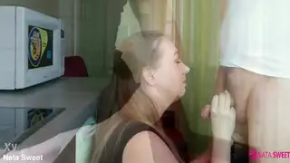عاهرة شقراء مع وشم ظهر مثير تأخذ قضيبًا صلبًا