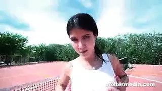 لطيف في سن المراهقة يلعب مع بوسها ويضايقك بفمها الرطب
