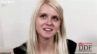 هذا العضو التناسلي النسوي الشقراء لا يمكنه الانتظار حتى يتم تجريده من سراويله الداخلية للبدء