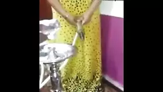 ماسكه لاي الشيشة وعاملاه زبر صناعي لجوزها