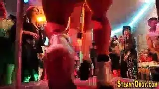 مراهقة ساخنة تأخذ قضيب خشن من الباب الخلفي