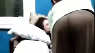 الحبيبة العربية تأخذ زب قوي في كلا الفتحتين
