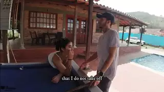 فعل اللسان العميق على فرجها الحليق