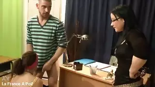 سمراء عاهرة تمص القضيب وتداعب مؤخرتها الضيقة