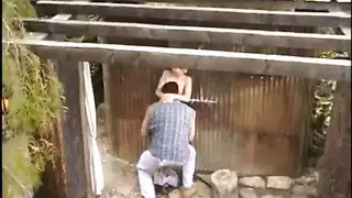 وشم سري بجانب مهبلها تصوير صريح