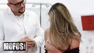 طبيب متسلط أصلع يهيمن على امرأة في غرفة فحص إباحية