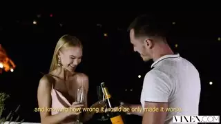 تلعقه وتمصه حتى النضوب لا تشبع أبداً
