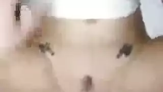 شاب نحيل في مشاهد جنس عنيف من الخلف وبين الثدي