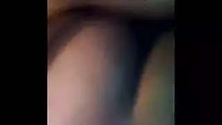 رأس أصلع، قضيب قاس: جماع على الأريكة ليلاً