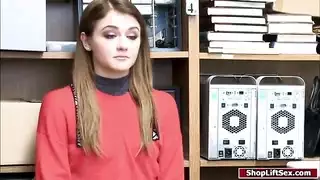 أمريكية مشاغبة عمرها 19 سنة تسرق وتمص قضيب الشرطي