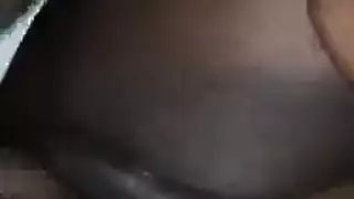 عاهرة سمراء ممتلئة الجسم تمتلئ فرجها بقضيب