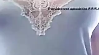 مراهقة عربية تتفاخر بمنحنياتها الحليبية وحلماتها الصلبة على سكايبي