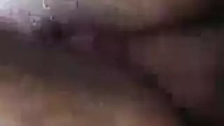 الزوجة الهاوية تمص قضيب عشيقها بعمق من الخلف بينما يلمس ثدييها الكبيرين