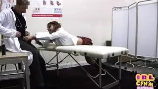 ثلاثية مراهقات تأخذ قضبان الأطباء في كل فتحة