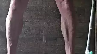 دب الأب يأخذ تحفيزًا بالإصبع ويرتجف في الحمام محتوى xxx