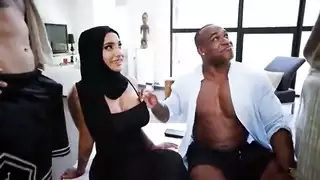 الفتاة العربية ياسمينة تُملأ في كل الثقوب الثلاثة دون رحمة