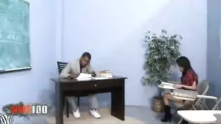 فتاة عربية نحيلة تأخذ قضيبًا أسود ضخمًا بعمق في إباحية قاسية