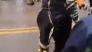 إباحية قاسية: جندية بيروفية تمارس الجنس وهي ترتدي ملابسها الداخلية الصغيرة