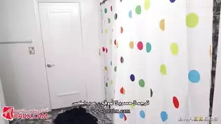 عارية في الحمام: فتاة عربية جريئة تأخذ عدة أزبار