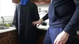 مراهق ألماني يملأ فرج الزوجة العربية بالسائل المنوي