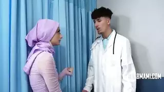 تلقيح طبي: الطبيب الأبيض يضاجع المريضة العربية بقوة