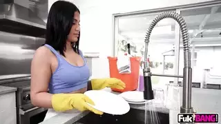 الخادمة اللاتينية أنايس أموري تأخذ قضيبًا ضخمًا مقابل إكرامية كبيرة