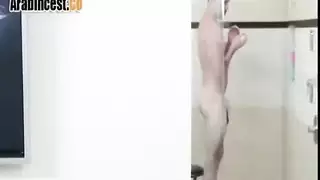 استيقظت على أخت زوجتي الممحونة تدلك انتصابي الصباحي النابض