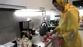 ربيبة ذات مؤخرة كبيرة ترتدي الحجاب تتلقى وضعية الكلب بخشونة