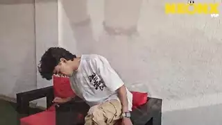 عاهرة ديسي هيما تأخذ قضيب هندي كبير في جنس زيت ساخن