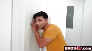 ماكس يضرب المراهقة الطبيعية هيلي روز في جنس قوي مع الأخت