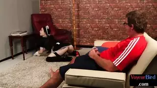 خادمة فيمدوم المهيمنة في جوارب تثير رئيسها مع بوسها الرطب بينما يهتز على جسدها المثير
