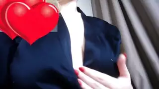 فتاة ذات أثداء كبيرة تمص الحلمة وتركب من أجل هزة جماع شديدة