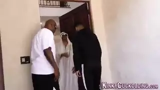 إباحي: عاهرة عربية تبلع وتعبد قضيبًا أسودًا كبيرًا