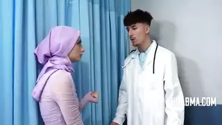 أم عربية مثيرة تأخذ الحقنة الكبيرة من الطبيب